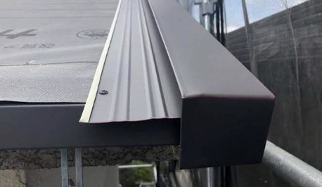 ケラバ板金施工（屋根の端部）