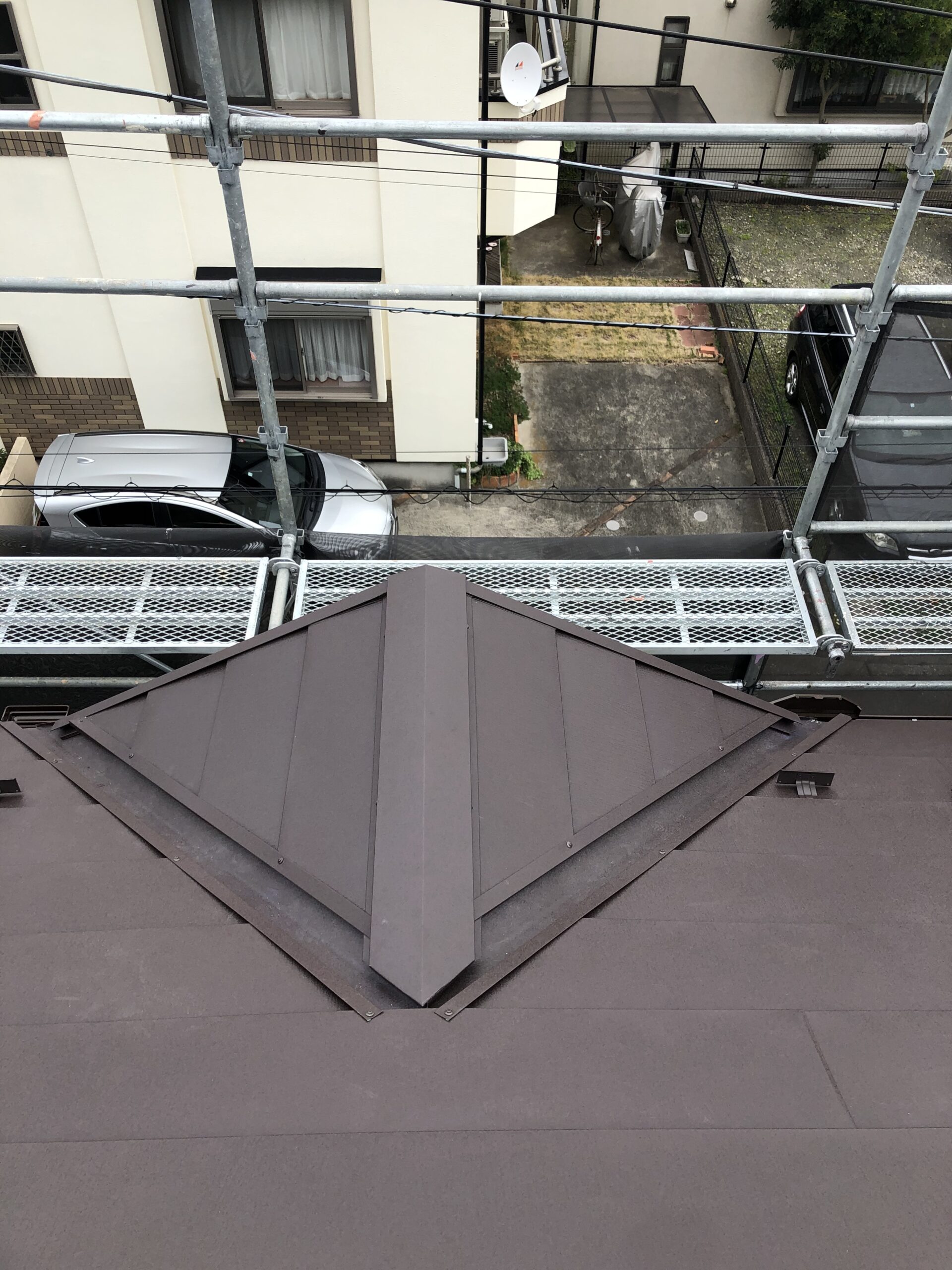 横浜市緑区にて屋根修理〈稜線横葺ハイブリットへのカバー工法〉の施工後写真