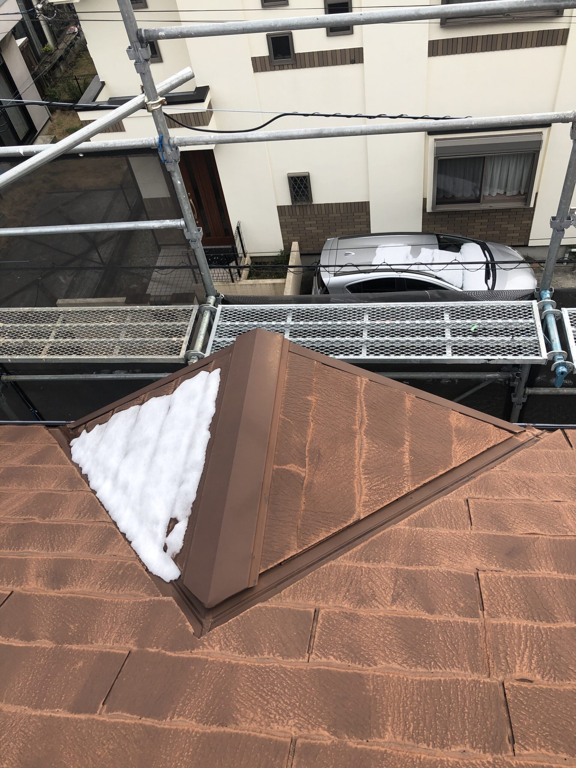 横浜市緑区にて屋根修理〈稜線横葺ハイブリットへのカバー工法〉の施工前写真