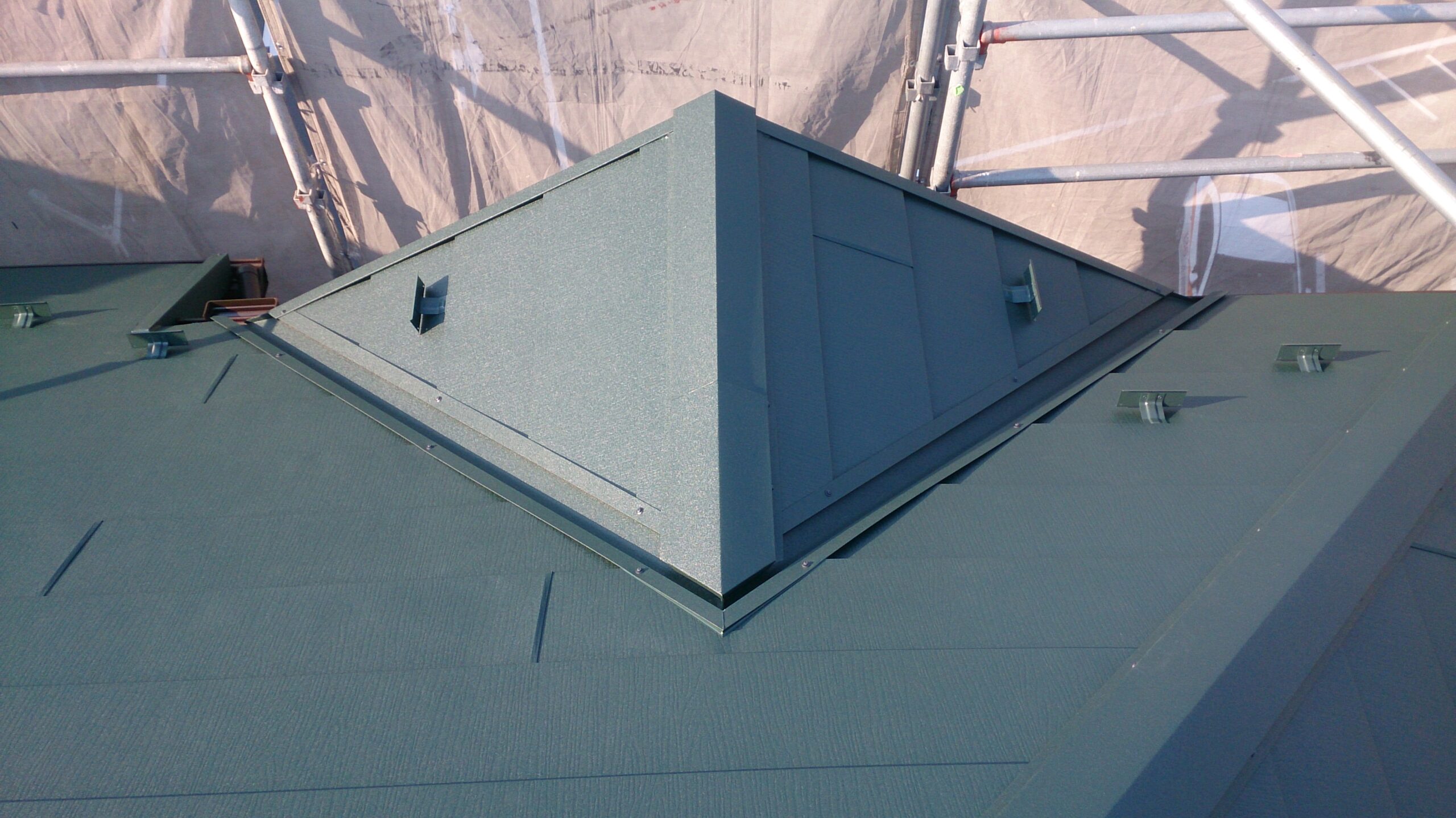 横浜市都筑区にて屋根カバー工法・雨漏り修理〈ひび割れによる室内への雨染み〉の施工後写真