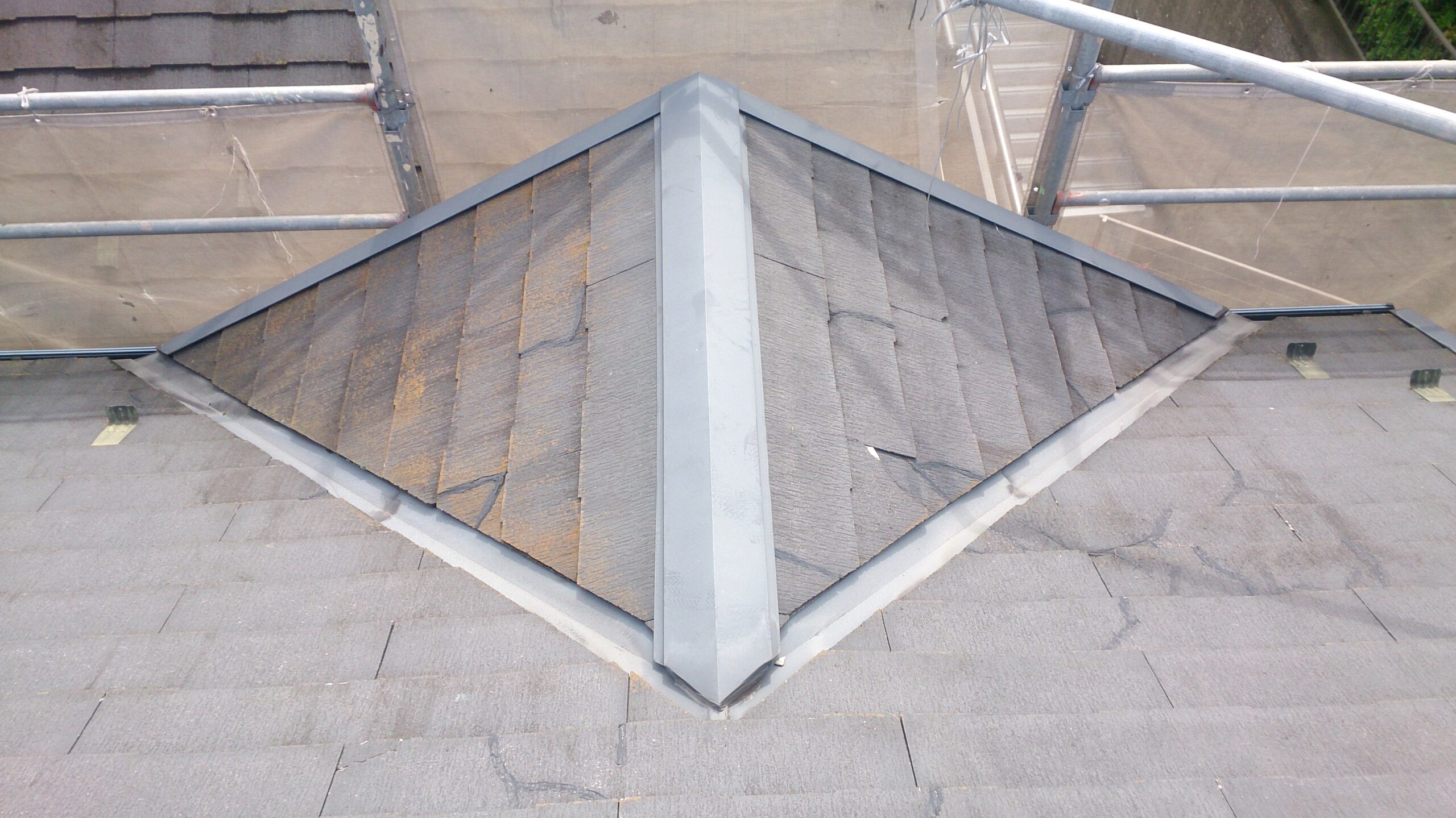 横浜市都筑区にて屋根カバー工法・雨漏り修理〈ひび割れによる室内への雨染み〉の施工前写真