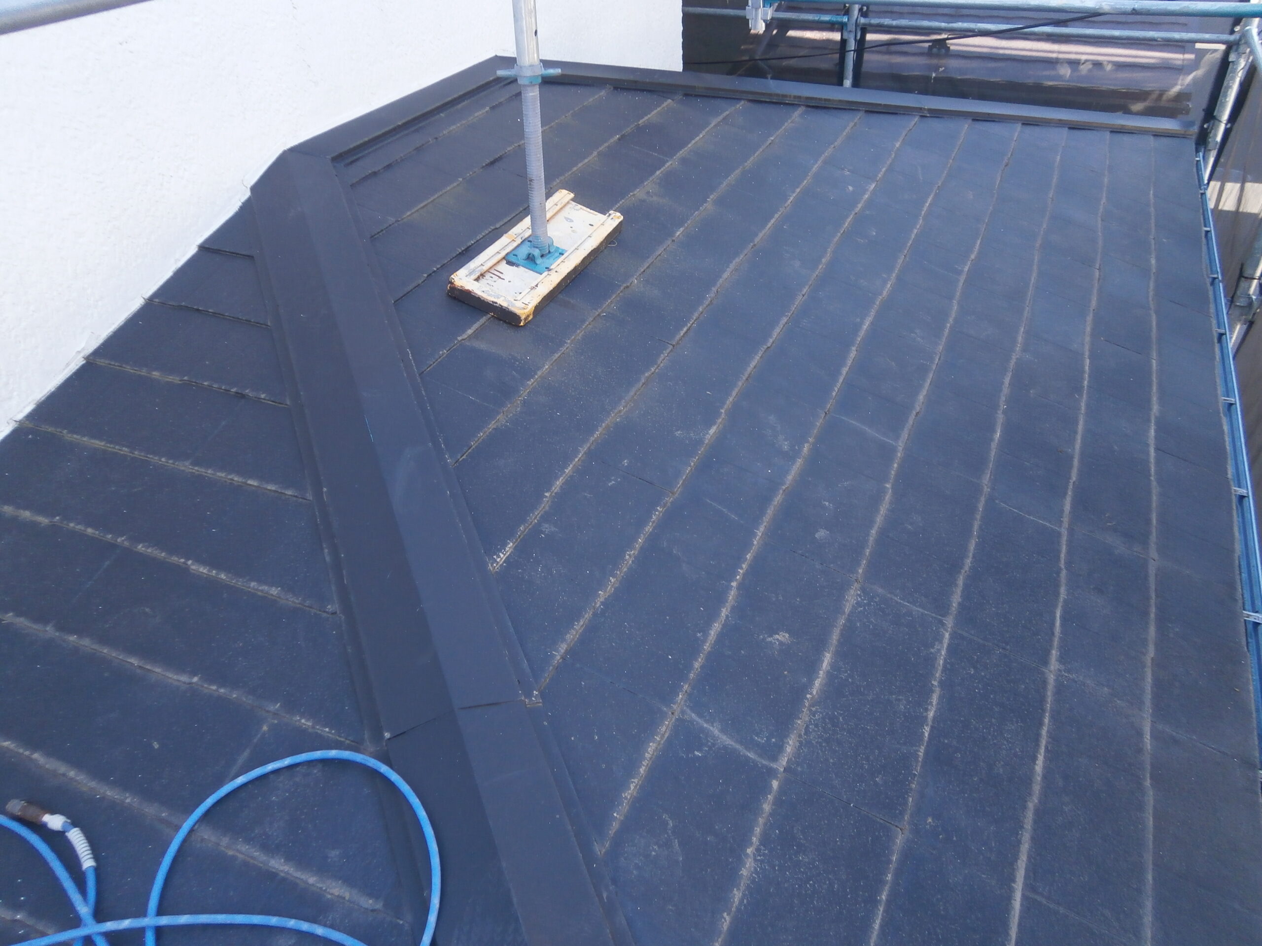 横浜市青葉区にて屋根カバー工法〈経年劣化による屋根修理〉の施工前写真