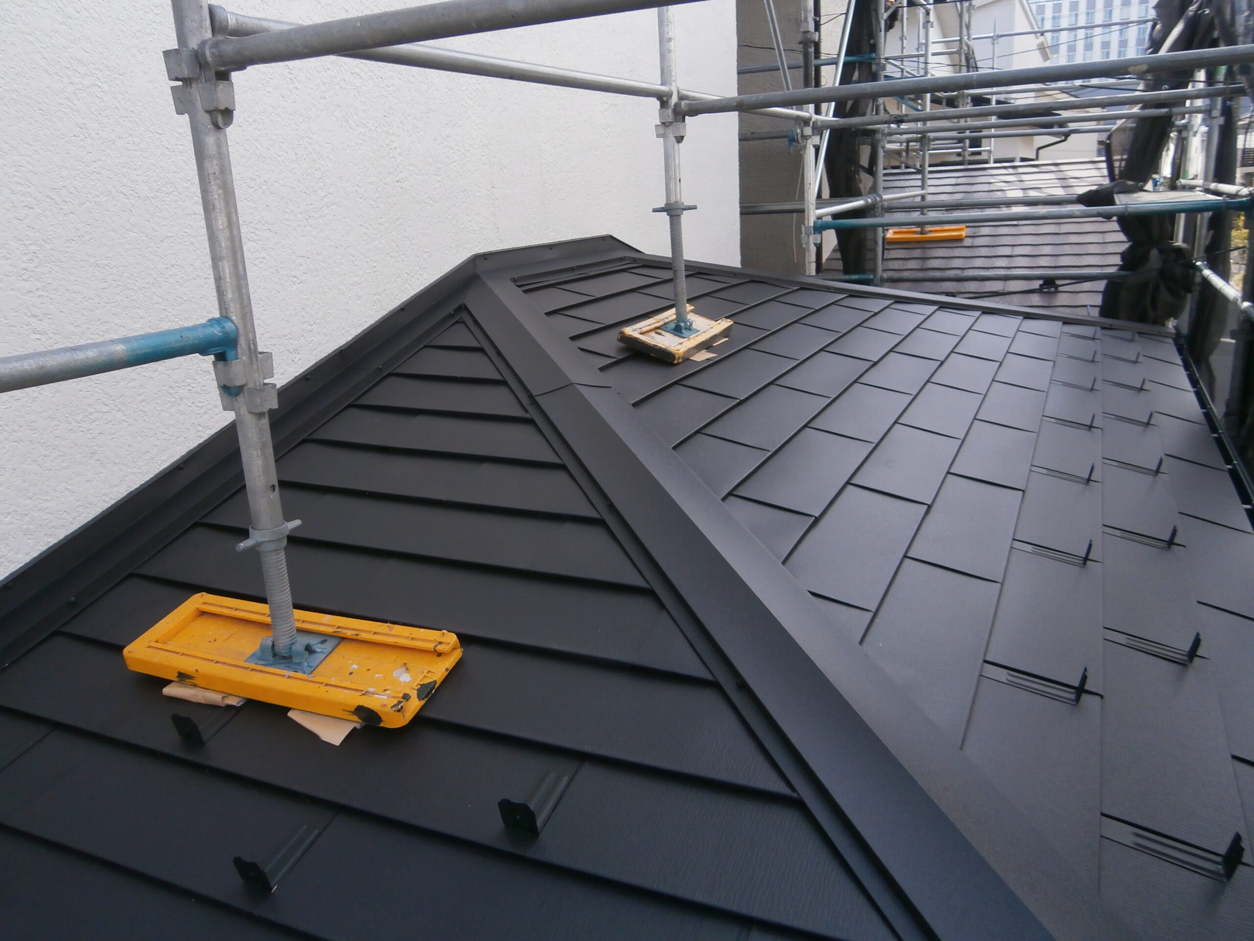 横浜市青葉区にて屋根カバー工法〈経年劣化による屋根修理〉の施工後写真