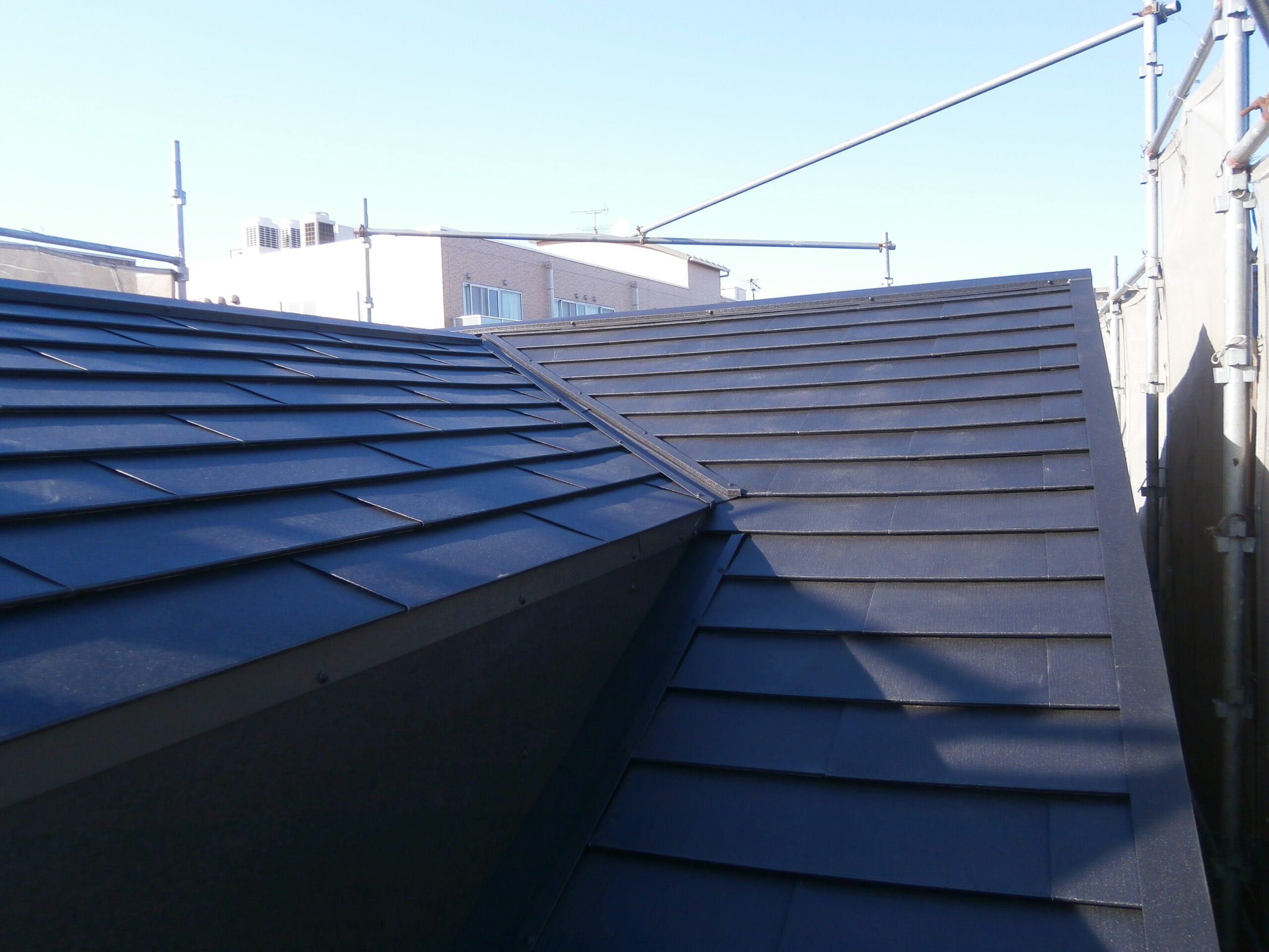 横浜市緑区にてカバー工法〈築28年戸建て雨漏り予防の屋根修理〉の施工後写真