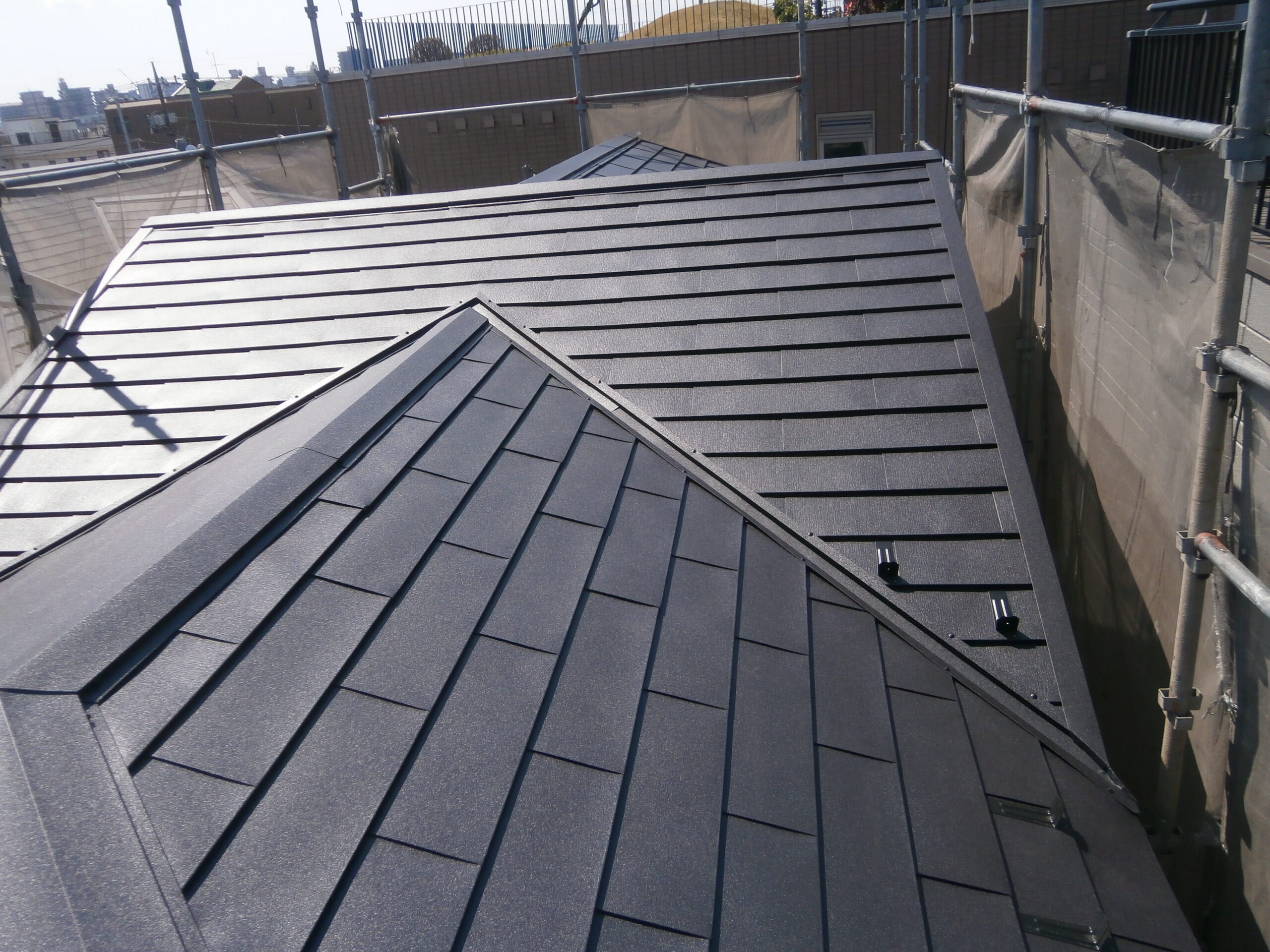横浜市青葉区にてカバー工法〈築25年戸建ての屋根修理〉の施工後写真