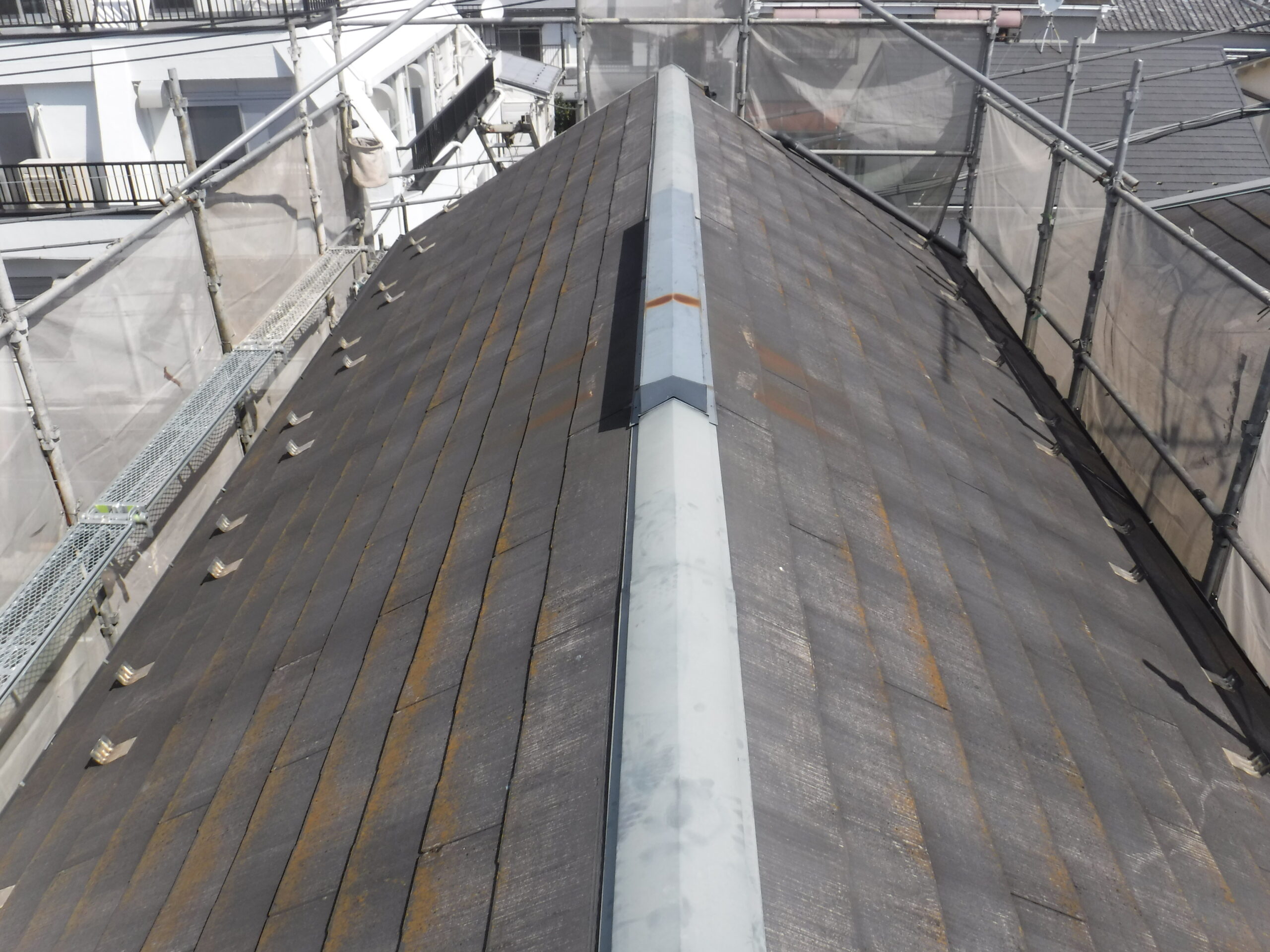 横浜市青葉区にて屋根カバー工法〈経年劣化のお悩み・天窓塞ぎ〉の施工前写真