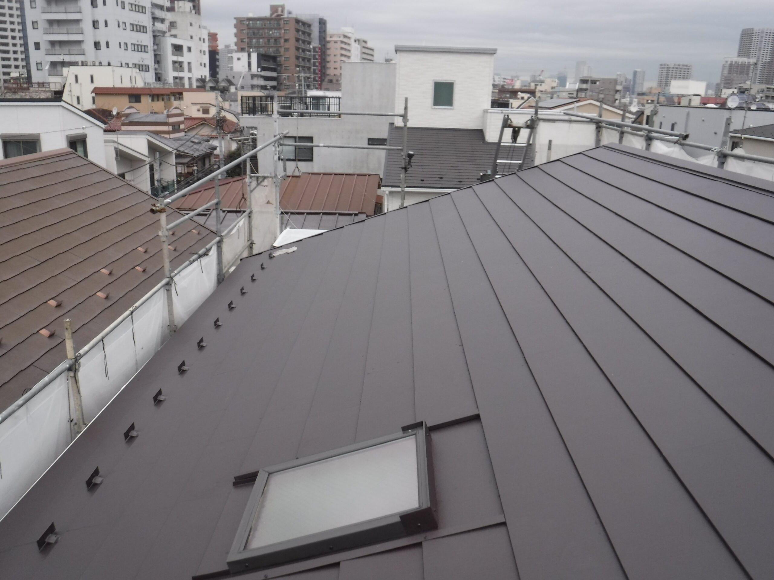 横浜市にてカバー工法〈経年劣化のスレート屋根の雨漏り対策〉の施工後写真