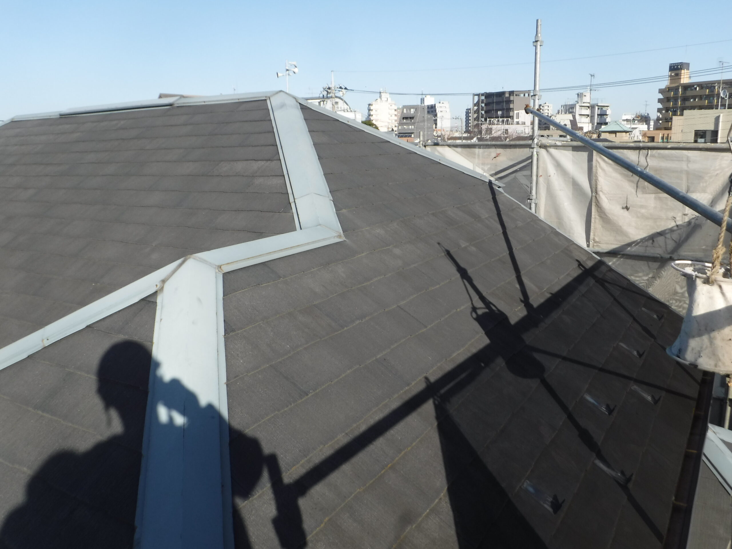 横浜市にて雨漏り防止の屋根修理〈高耐久屋根材によるカバー工法〉の施工前写真