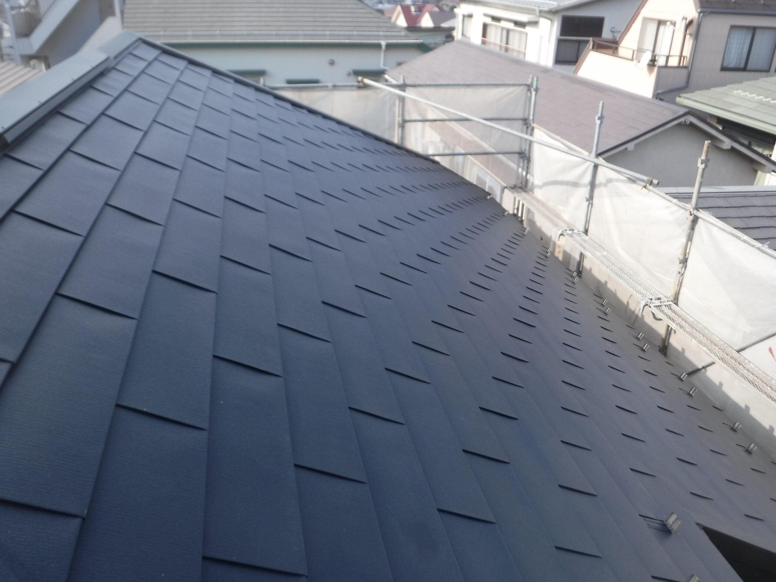 横浜市にて雨漏り防止の屋根修理〈高耐久屋根材によるカバー工法〉の施工後写真