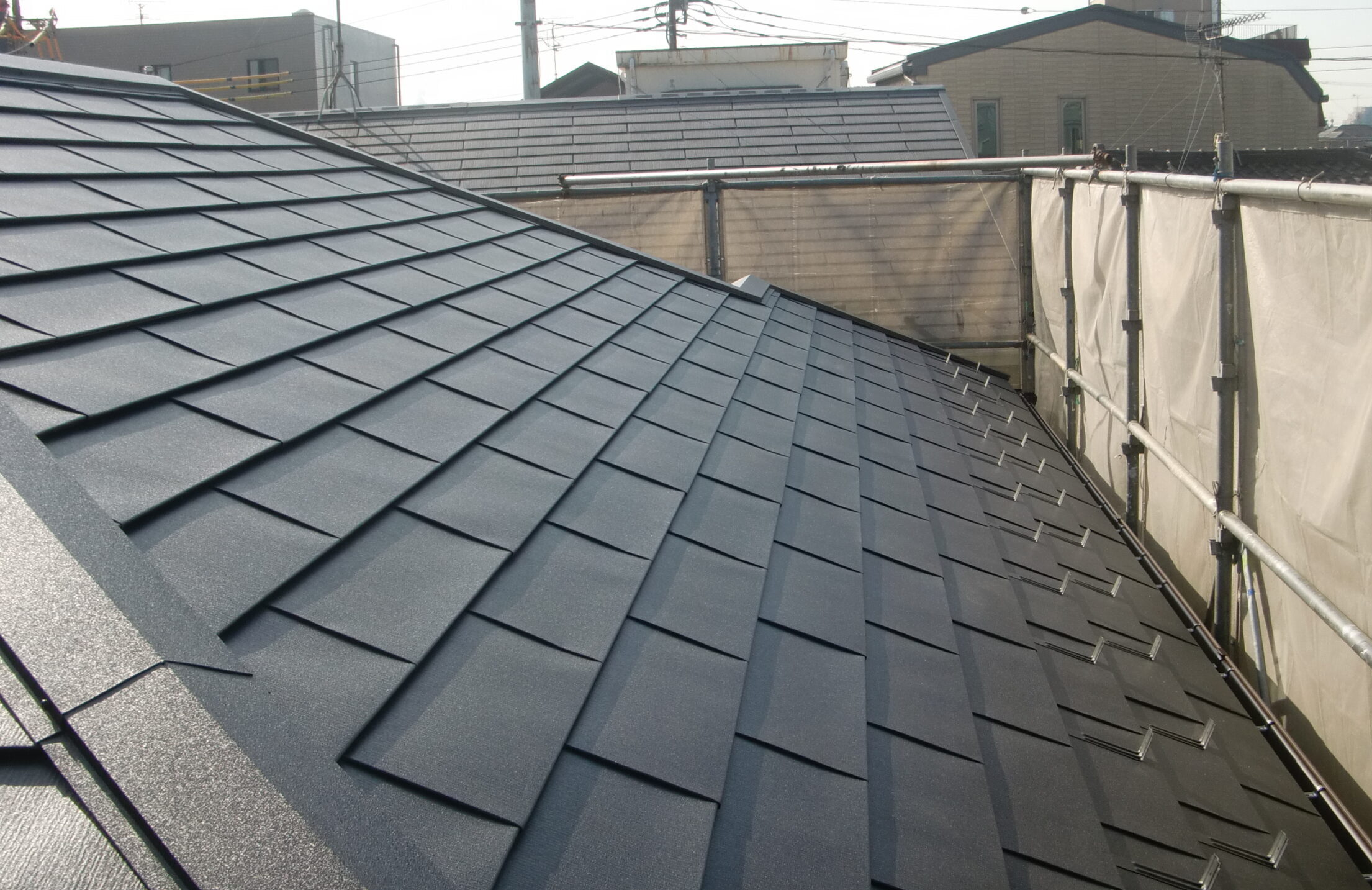 横浜市にて屋根修理〈色褪せ・黄色い苔の繁殖したスレート屋根〉の施工後写真
