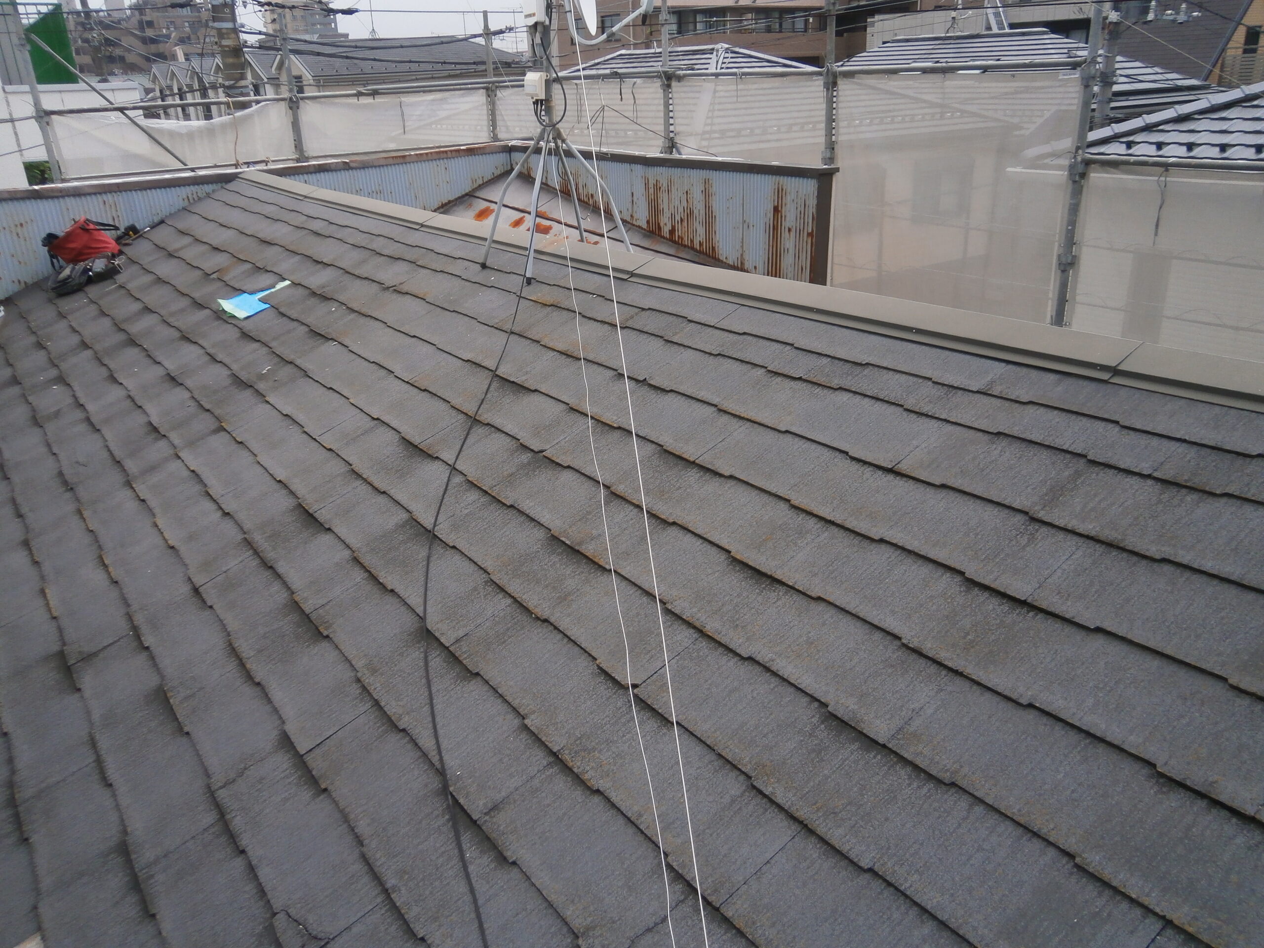 横浜市港北区にてカバー工法による雨漏り修理〈水に強い屋根〉の施工前写真